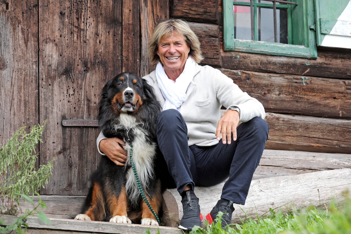 S‰nger Hansi Hinterseer. S‰nger Hansi Hinterseer mit seinem Berner Sennenhund w‰hrend eines Fototermins anl‰fllich der Pr‰sentation seiner neuen CD Ich halt zu Dir am 21.08.2019 auf der Seidlalm in Kitzb¸hel. 20190821BOS0027 *** Singer Hansi Hinterseer Singer Hansi Hinterseer with his Bernese Mountain Dog during a photo session on the occasion of the presentation of his new CD Ich halt zu Dir am 21 08 2019 at the Seidlalm in Kitzb¸hel 20190821BOS0027