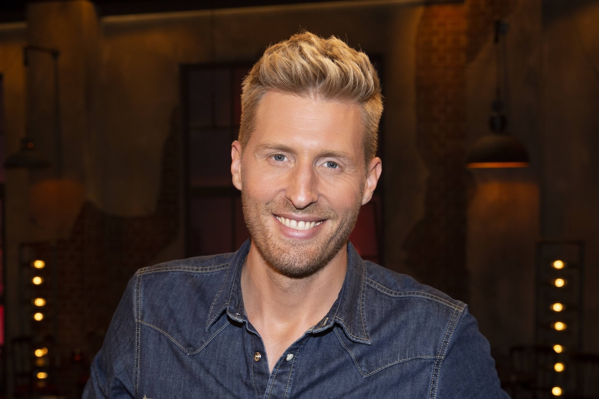 Maximilian ARLAND (mi.), Saenger Sänger, Schlager, Moderator, Entertainer. Portrait, Portraet Porträt, freundlich, Lachen. Blick in die Kamera. 