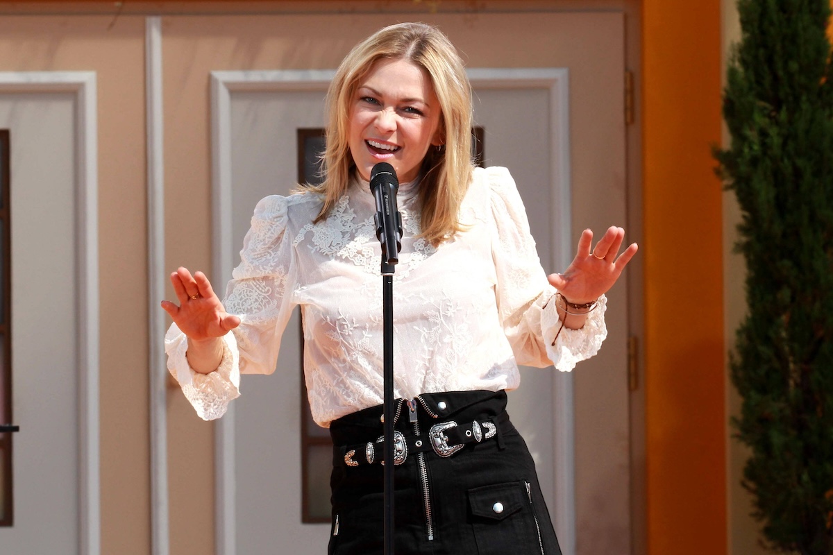 ARD - Immer wieder Sonntags. S‰ngerin Linda Hesse w‰hrend der ARD - Unterhaltungsshow Immer wieder Sonntags am 01.07.2018 im Europapark Rust. 20180701BOS0056 *** ARD Always Sunday singer Linda Hesse during the ARD entertainment show Again and again Sunday 01 07 2018 in the Europapark Rust 20180701BOS0056