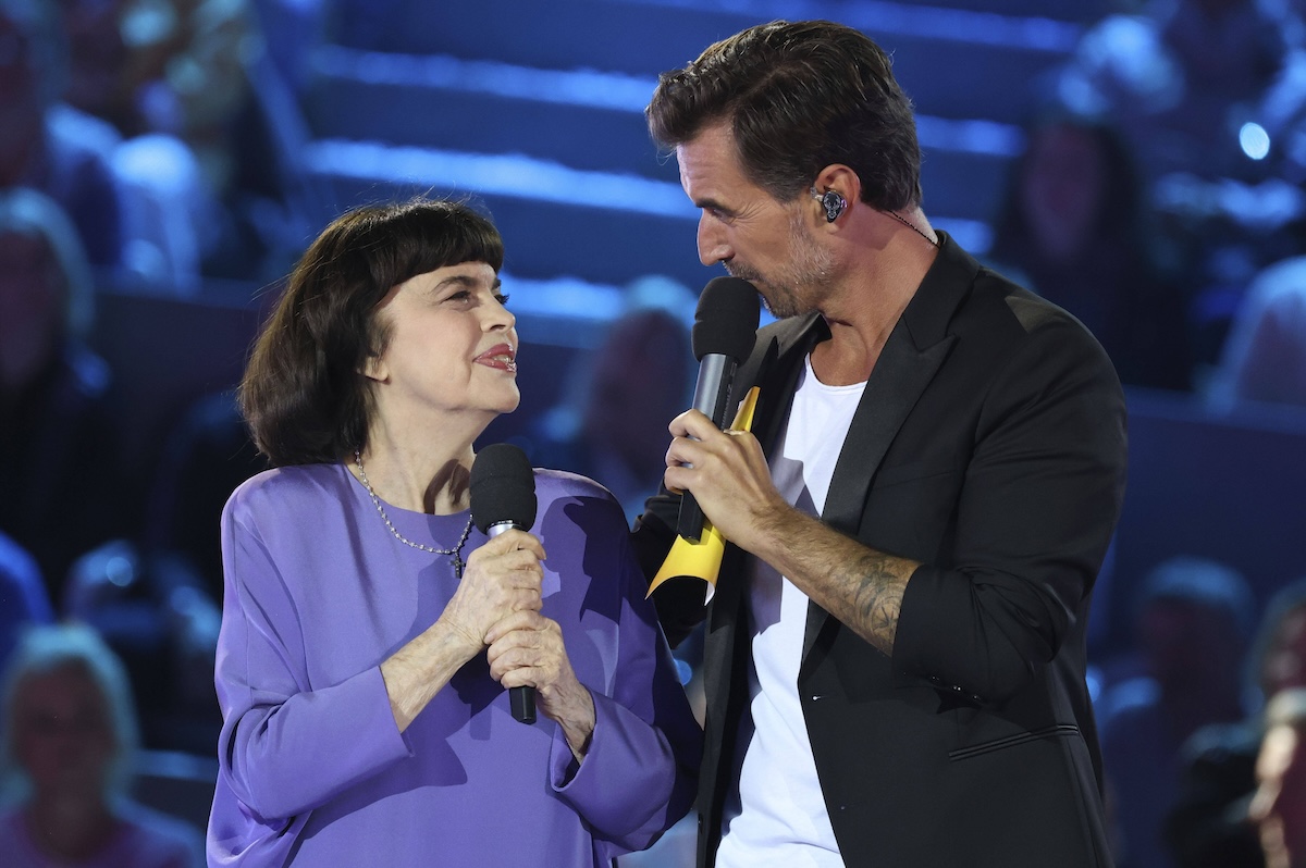 Mireille Mathieu und Florian Silbereisen in der ARD/ORF TV-Show Schlagerbooom Open Air - Die Stadionshow in √ñsterreich live aus dem Stadion. Kitzb√ºhel, 01.07.2023 *** Mireille Mathieu and Florian Silbereisen in the ARD ORF TV show Schlagerbooom Open Air The stadium show in Austria live from the stadium Kitzb√ºhel, 01 07 2023 Foto:xB.xDummerx/xFuturexImage