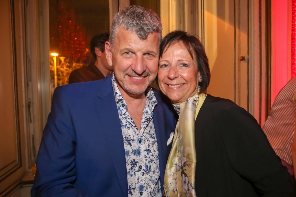 RECORD DATE NOT STATED 28.04.2023, Wiener Volkstheater, AMADEUS Austrian Music Awards 2023, Verleihung von IFPI Austria - Verband der Österreichischen Musikwirtschaft im Bild: Semino Rossi -mit Gattin Gabi, -After Show, AMADEUS Austrian Music Awards 2023 *** 28 04 2023, Vienna Volkstheater, AMADEUS Austrian Music Awards 2023, award ceremony by IFPI Austria Association of the Austrian Music Industry in the picture Semino Rossi with wife Gabi, After Show, AMADEUS Austrian Music Awards 2023.