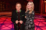 Saengerin Johanna Mross Tochter von Stefanie Hertel mit ihrem Opa Saenger Eberhard Hertel GER - Aufzeichnung MDR Show Die grosse Show der Weihnachtslieder aus dem Congress Centrum Suhl - Fotografiert am 22.11.2019-Sendetermin 21.12.2019 *** Singer Johanna Mross Daughter of Stefanie Hertel with her grandpa Singer Eberhard Hertel GER Recording MDR Show The big show of Christmas carols from the Congress Centrum Suhl Photographed on 22 11 2019 Broadcast date 21 12 2019 Pressebuero Schroedter
