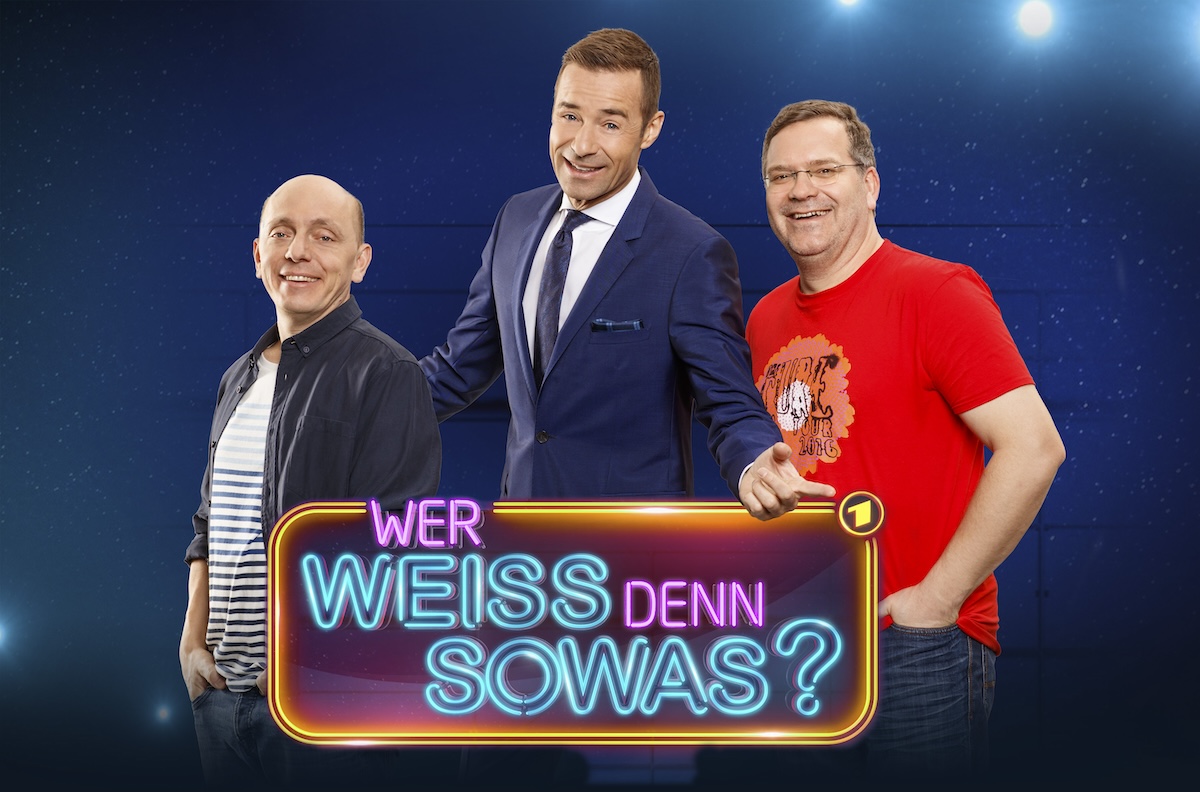 ARD WER WEISS DENN SOWAS?, Das Wissensquiz ist zurück mit 135 neuen Folgen ab dem (03.07.17), immer montags bis freitags um 18.00 Uhr im Ersten. Wer weiß denn sowas? ist zurück mit 135 brandneuen Folgen. Auch 2017 knobeln und raten Superhirn Bernhard Hoëcker und Quizmaster Elton mit ihren prominent besetzten Teams um die Wette. Für den fairen Wettstreit zwischen den Teams sorgt wie gewohnt der Meister der skurrilen, unglaublichen und überraschenden Fragen, Moderator Kai Pflaume. Bernhard Hoëcker (l.), Elton (r.) und Kai Pflaume (M.) mit Logo der Sendung. © ARD/Morris Mac Matzen, honorarfrei - Verwendung gemäß der AGB im engen inhaltlichen, redaktionellen Zusammenhang mit genannter ARD-Sendung bei Nennung 
