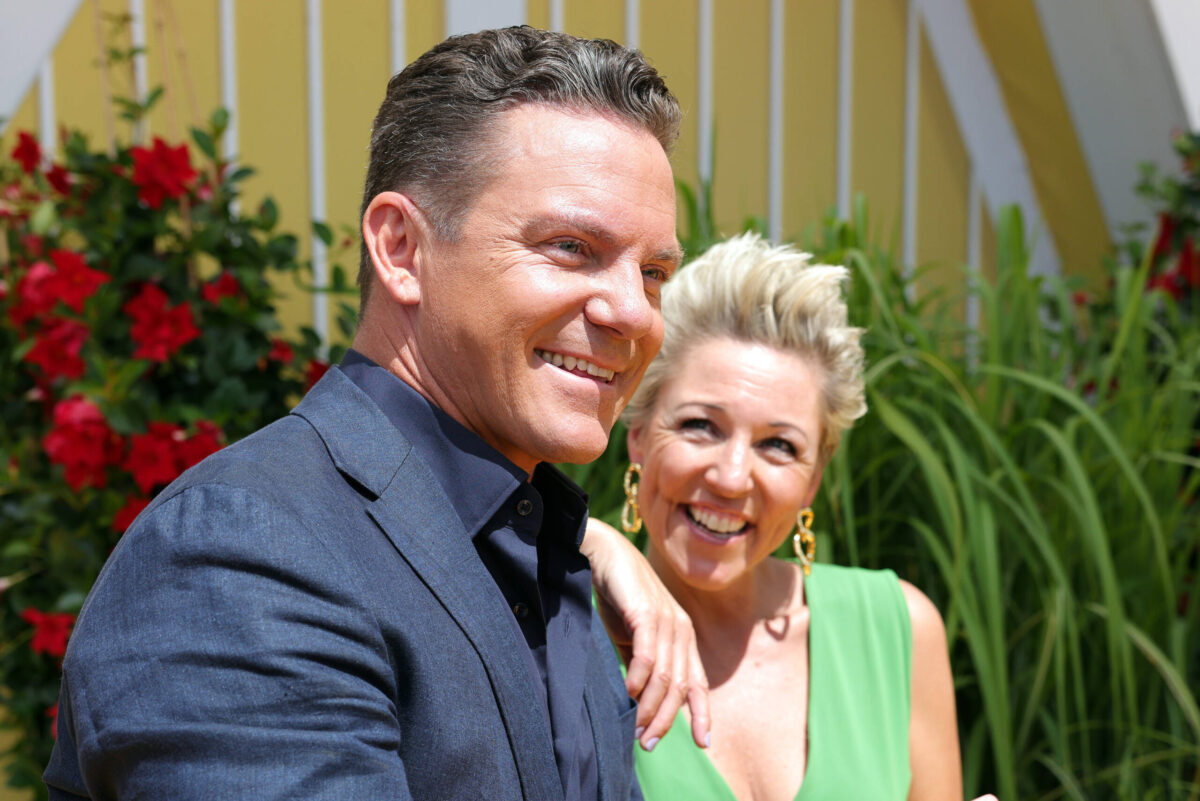 Stefan Mross - Immer wieder sonntags 2024, Folge 01 Stefan Mross und Alexandra Hofmann. ARD-Unterhaltungsshow Immer wieder sonntags. TV-Aufzeichnung und Live-Übertragung vom 16.06.2024 aus dem Wasserpark Rulantica, Rust. Baden-Württemberg, Deutschland. *** Stefan Mross Immer wieder sonntags 2024, Episode 01 Stefan Mross and Alexandra Hofmann ARD entertainment show Immer wieder sonntags TV recording and live broadcast from 16 06 2024 from the Rulantica water park, Rust Baden Württemberg, Germany