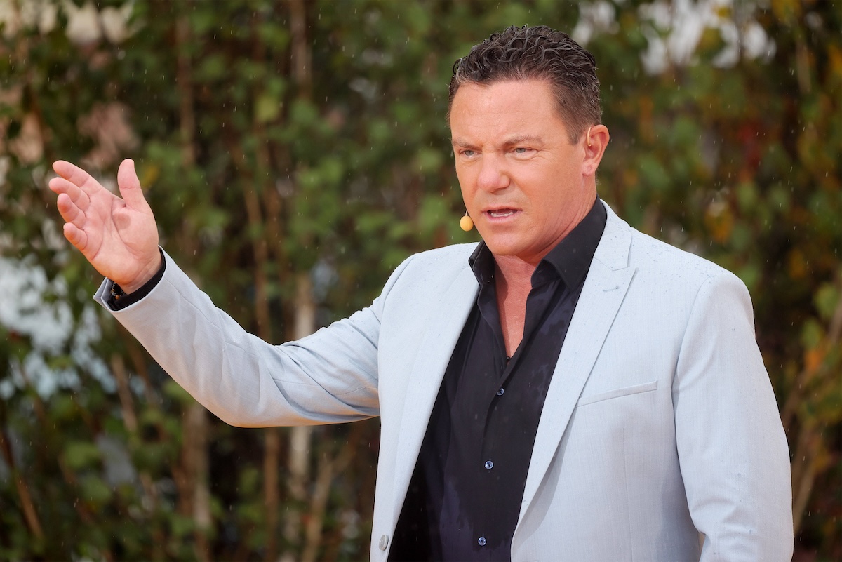 Stefan Mross - Immer wieder sonntags 2024, Folge 09 Stefan Mross moderiert die Sendung bei teilweise strˆmenden Regen. ARD-Unterhaltungsshow Immer wieder sonntags. TV-Aufzeichnung und Live-‹bertragung vom 18.08.2024 aus dem Wasserpark Rulantica, Rust. Baden-W¸rttemberg, Deutschland. *** Stefan Mross Immer wieder sonntags 2024, Episode 09 Stefan Mross hosts the program in partly pouring rain ARD entertainment show Immer wieder sonntags TV recording and live broadcast from 18 08 2024 from the water park Rulantica, Rust Baden W¸rttemberg, Germany