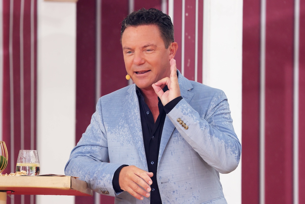 Stefan Mross - Immer wieder sonntags 2024, Folge 09 Stefan Mross moderiert die Sendung bei teilweise strˆmenden Regen. ARD-Unterhaltungsshow Immer wieder sonntags. TV-Aufzeichnung und Live-‹bertragung vom 18.08.2024 aus dem Wasserpark Rulantica, Rust. Baden-W¸rttemberg, Deutschland. *** Stefan Mross Immer wieder sonntags 2024, Episode 09 Stefan Mross hosts the program in partly pouring rain ARD entertainment show Immer wieder sonntags TV recording and live broadcast from 18 08 2024 from the water park Rulantica, Rust Baden W¸rttemberg, Germany