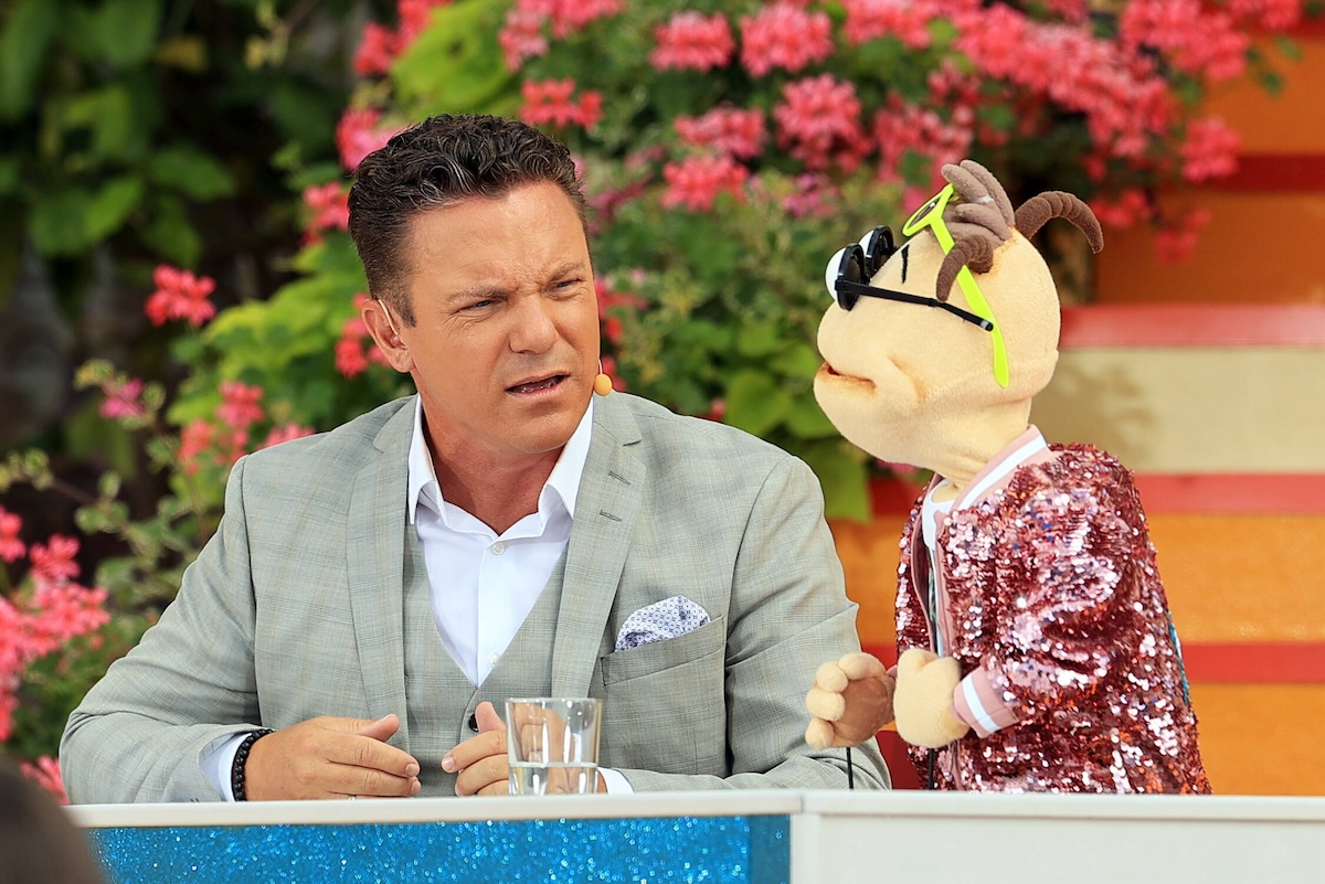Immer wieder sonntags 2021 - Staffel 05 Moderator Stefan Mross mit Holzwurm Willi anl‰sslich der ARD-Unterhaltungsshow Immer wieder sonntags. TV-Aufzeichnung vom 11.07.2021 im Europa Park Rust. Deutschland. *** Immer wieder sonntags 2021 season 05 host Stefan Mross with woodworm Willi on the occasion of the ARD entertainment show Immer wieder sonntags TV recording of 11 07 2021 in Europa Park Rust Germany