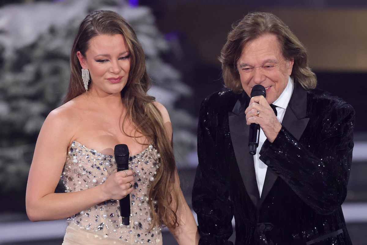 ZDF Spendengala Die schˆnsten Weihnachts-Hits mit Carmen Nebel Joelina Drews mit ihrem Vater J¸rgen Drews bei der ZDF Spendengala Die schˆnsten Weihnachts-Hits mit Carmen Nebel. Live-Spendengala vom 07.12.2023 zu Gunsten von Misereor und Brot f¸r die Welt. Bavaria Studios, M¸nchen. Bayern, Deutschland. *** ZDF Spendengala Die schˆnsten Weihnachts Hits mit Carmen Nebel Joelina Drews with her father J¸rgen Drews at the ZDF Spendengala Die schˆnsten Weihnachts Hits mit Carmen Nebel Live Spendengala from 07 12 2023 in favor of Misereor and Brot f¸r die Welt Bavaria Studios, Munich Bavaria, Germany