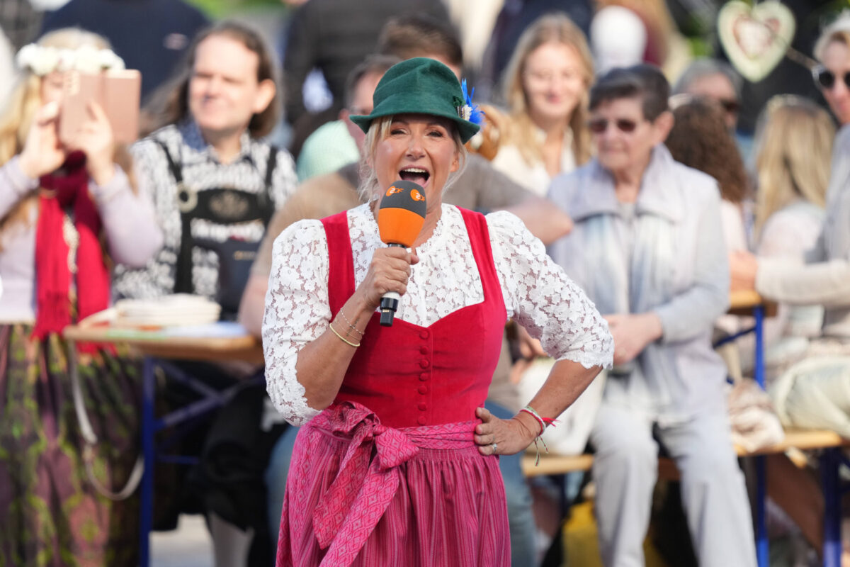 Die Geringfügig Beschädigte Sendung Wird Nachverpackt Fernsehgarten: Kiwi bekommt Legende an die Seite gestellt - Schlager.de