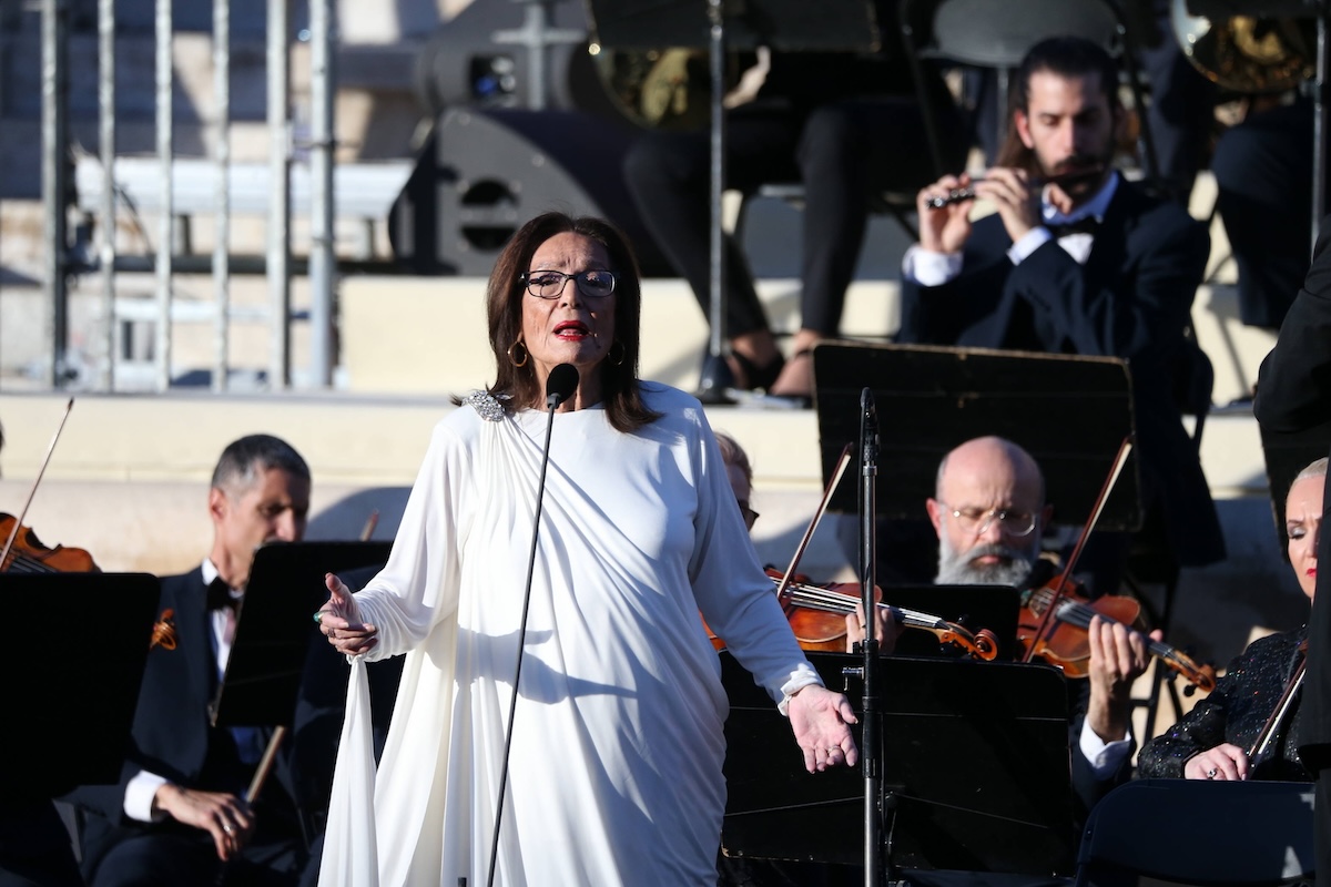 April 26, 2024, Athens, Greece: Nana Mouskouri sings French and Greek national anthems at the Olympic Flame handover ceremony. Athens Greece - ZUMAv62_ 20240426_zaf_v62_043 Copyright: xAristidisxVafeiadakisx