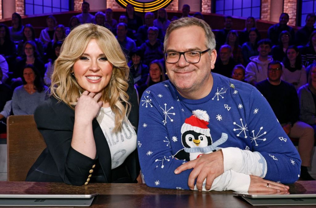 ARD WER WEISS DENN SOWAS? FOLGE 1221, "Tom Neuwirth und Maite Kelly", am Donnerstag (19.12.24) um 18:00 Uhr im ERSTEN. Rateteam-Kapitän Elton (r.) mit Sängerin Maite Kelly (l.).