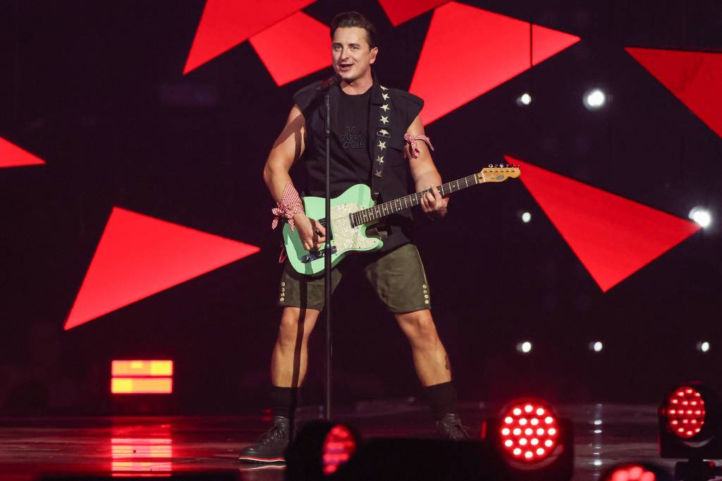 Andreas Gabalier mit Gitarre auf der Bühne.