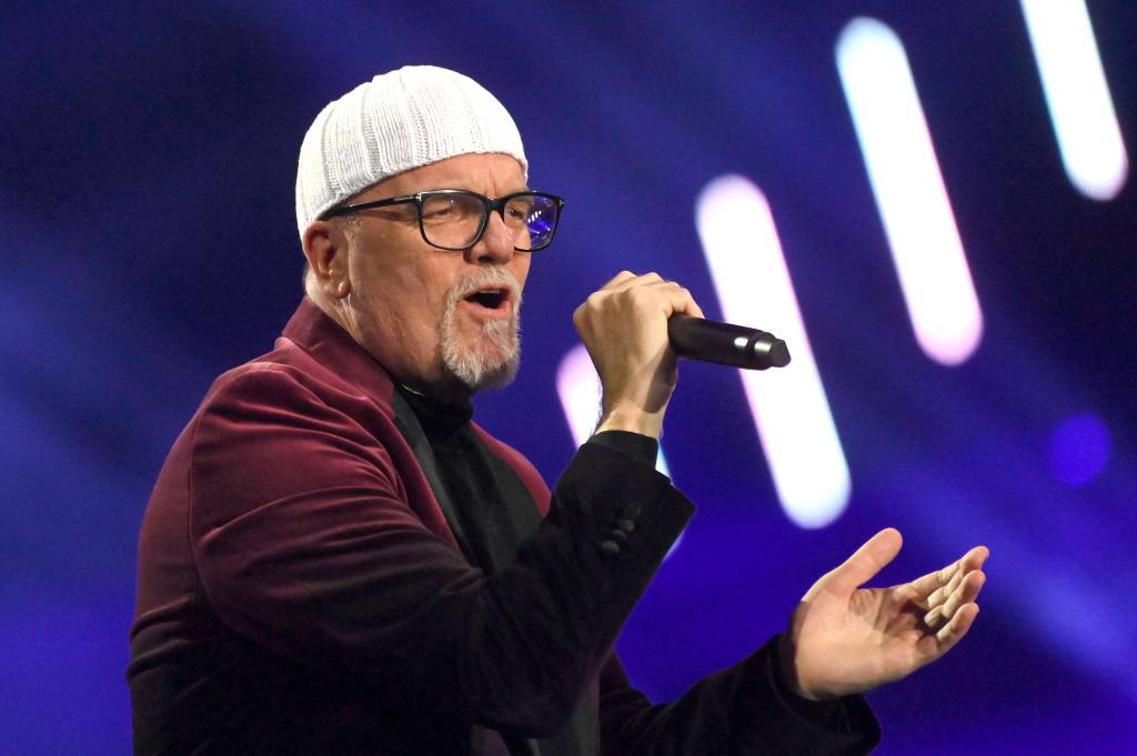 DJ Ötzi mit weißer Mütze, er singt ins Mikro.