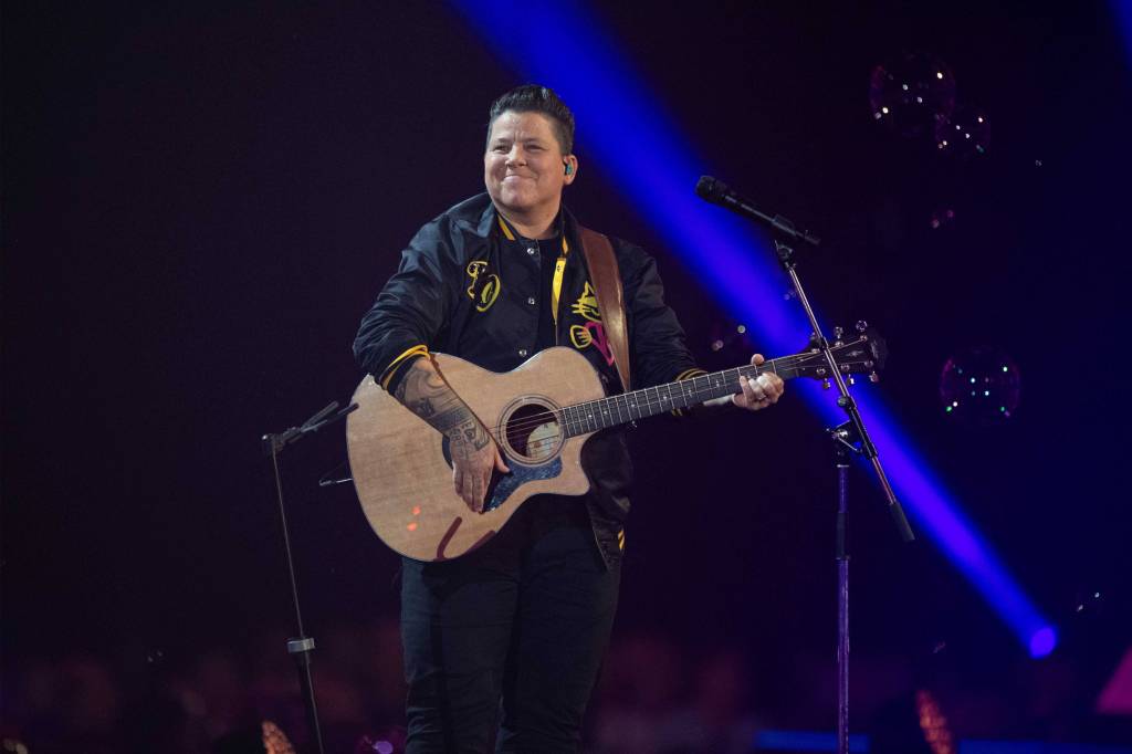 Kerstin Ott mit Gitarre auf der Bühne.
