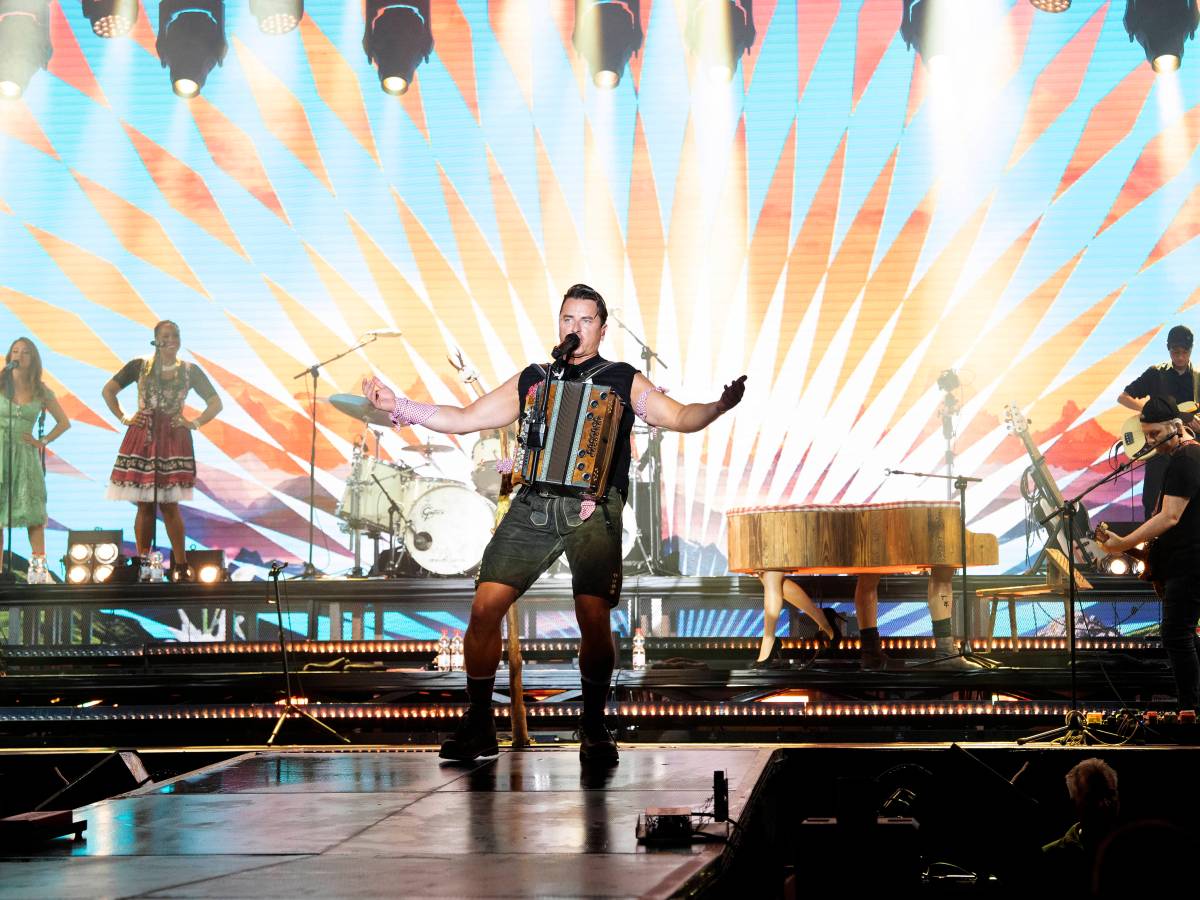 Andreas Gabalier auf der Bühne mit Akkordeon