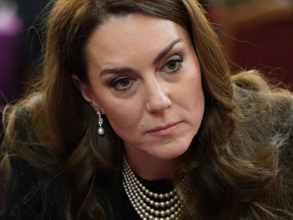 Kate Middleton sorgte mit ihrem jüngsten Auftritt für Aufsehen. Besonders ihr Schmuck stand dabei im Mittelpunkt...