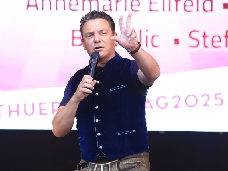 Nanu? Stefan Mross im Urlaub – mit gleich 3 Frauen!
