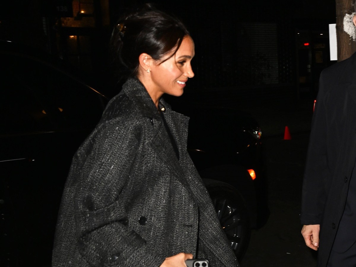 Meghan Markle betritt Flugzeug – plötzlich bekommt sie einen Zettel zugesteckt