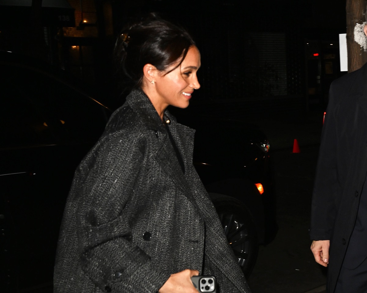 Meghan Markle betritt Flugzeug – plötzlich bekommt sie einen Zettel zugesteckt