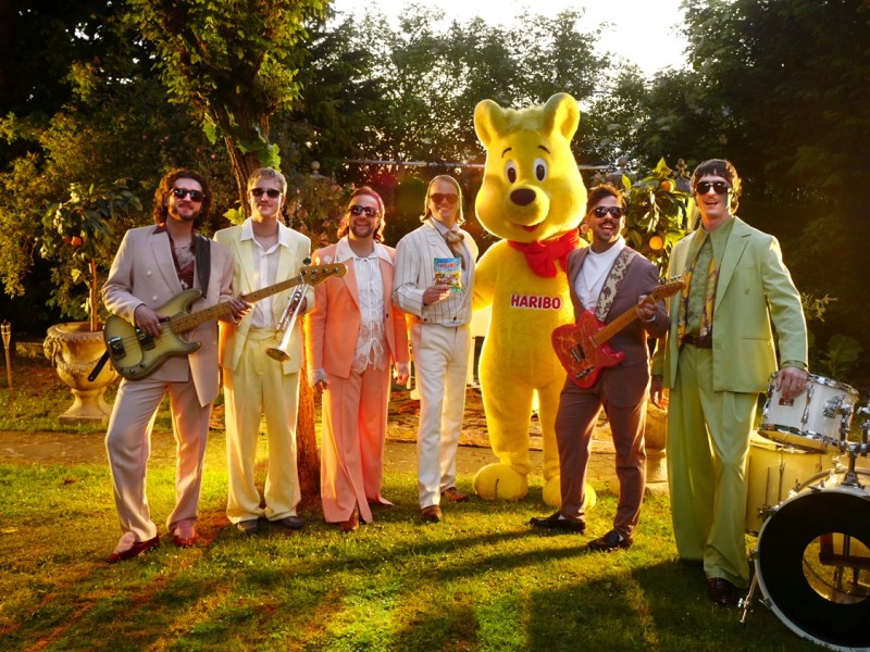 Roy Bianco & Die Abbrunzati Boys – gemeinsame Sache mit Haribo! Hier binden sie uns einen Bären auf