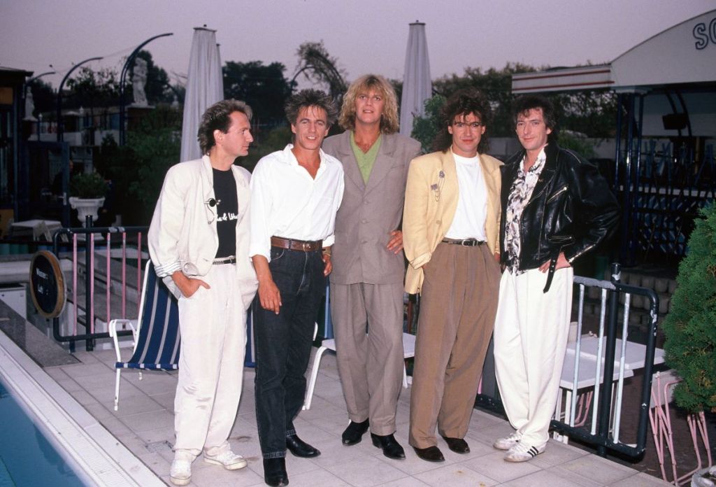 Die Musikgruppe Muenchener Freiheit posiert am Pool bei einem Auftritt bei der Musikrevue am 14.09.1990 *** The music group Muenchener Freiheit posing by the pool during a performance at the Musikrevue on 14 09 1990