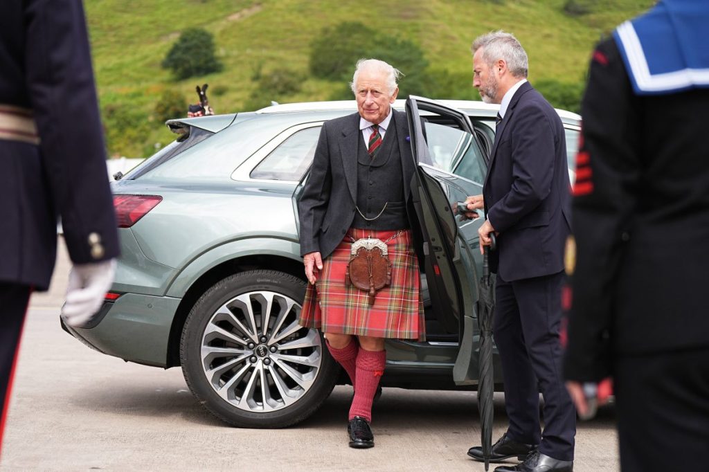 König Charles III. erscheint in ungewöhnlichem Outfit – es ist kaum zu übersehen